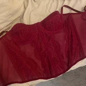 Vinröd korsett  - Snygg vinröd korsett topp, perfekt till fester! Aldrig använd bara testad!🫶 skriv privat angående frågor, använd gärna ”köp nu”