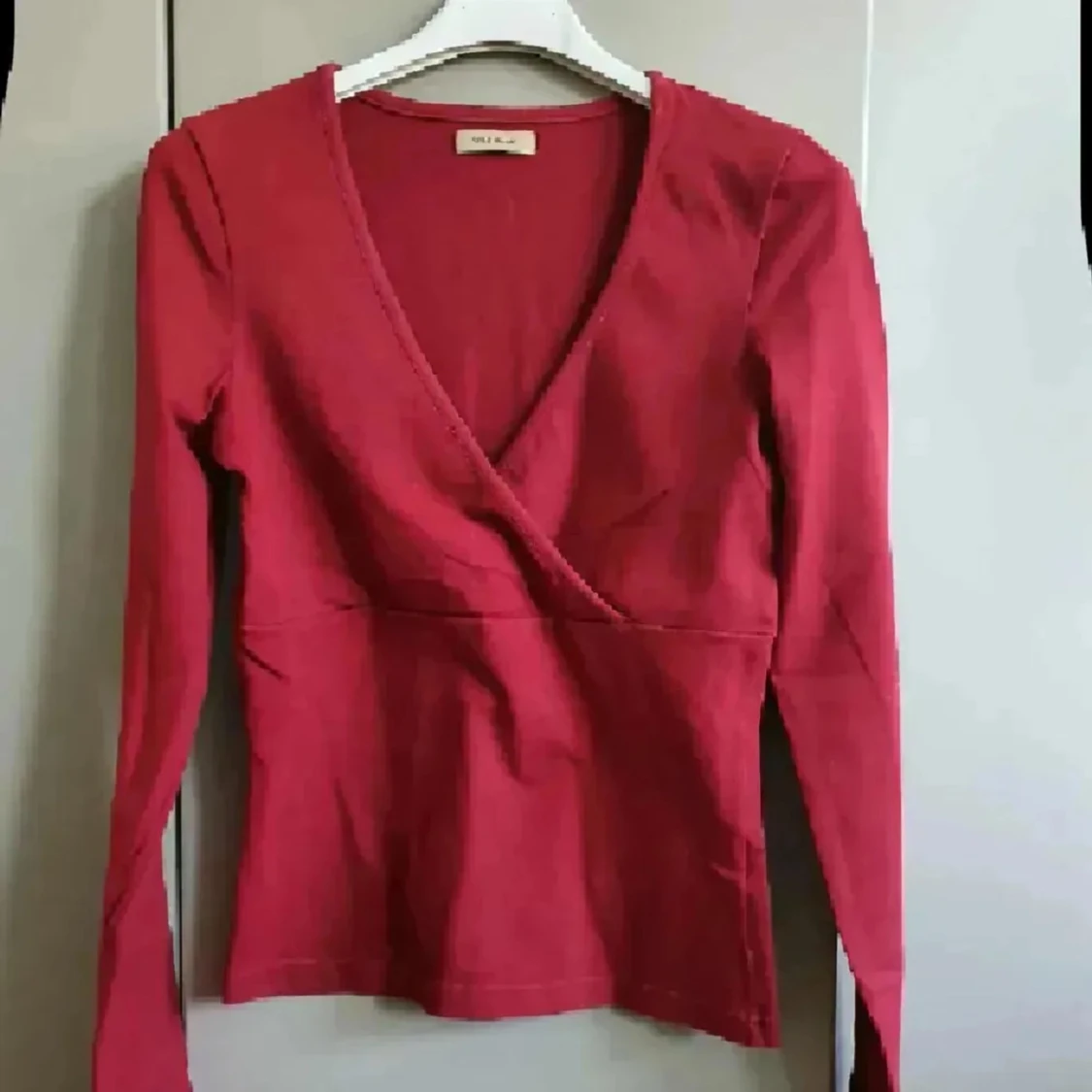 VinRöd omlottopp med v-ringning