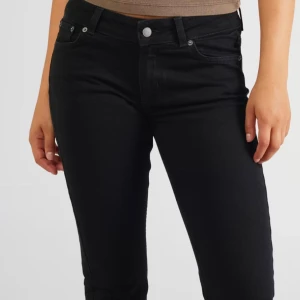 Svarta bootcut jeans junkyard  - Svarta bootcut jeans ifrån Junkyard. Storlek XS, endast använda ett par fåtal gånger, väldigt bra skick💕