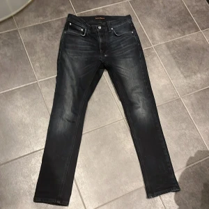 Svarta jeans Lean Dean från Nudie Jeans - Säljer ett par Nuder jeans i storlek 29/30 (slimfit) skick 9/10