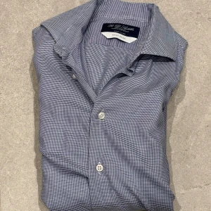 Blå Italiensk skjorta  - Stilren och kvalitativ blå houndstooth skjorta köpt i Italien, väldigt bra skick och passform. Passar S eller 173-183. Tveka inte att fråga, pris inte fast. 