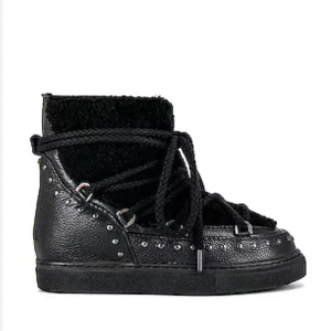 Inuikii curly rock stud boots!!💗 - Säljer mina SVARTA sjukt eftertraktade inuikii boots med nitar på som inte går att få ta på någonstans i princip då de är helt slutsålda, hittade inga fler bilder på de svarta online men de är i samma modell som de andra två bilderna jag har med, storlek 40 men de passar även 39, endast använda 3 gånger! Nypriset är 4500✨🤌