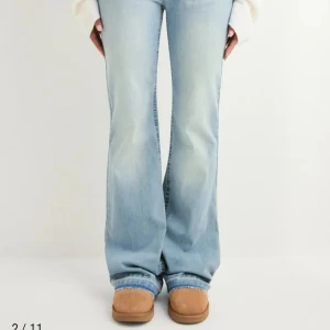 Ljusblå bootcut jeans - Snygga ljusblå jeans med bootcut-modell och klassisk femficksdesign. Jeansen har en något utsvängd passform nertill och är tillverkade i mjukt denimtyg. Perfekta för en avslappnad och trendig look.