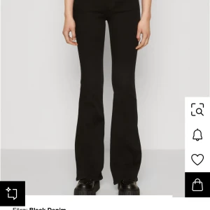 Svarta bootcut byxor med stretch - Lågmidjade svarta jeans från Only. Väl använda och färgen är inte längre som på bilden utan lite mer grå eftersom de är tvättade många gånger. Fortfarande bra skick. 