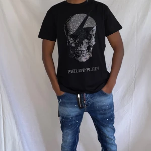 Philipp plein t shirt strl L - Helt ny. Fin replika med grym kvalitet. Modellen är 175cm lång, Bär storlek Large. Först till kvarn som gäller. Skickas direkt inom 24h