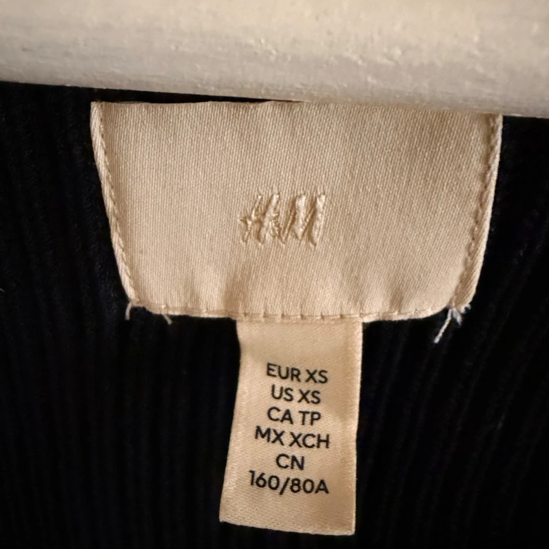 Svart ribbad topp från H&M - 2