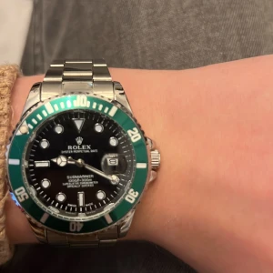 R0lex klocka - 🚨 f@ke r0lex 🚨 Jag säljer min klocka som är stilig och lyxig