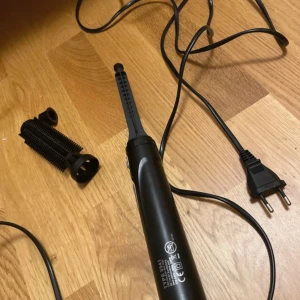 Bra fungerande svart värmeborste!  - Säljer en ganska ny svart värmeborste från OBH Nordica med flera värme/luft reglage! Jättefint skick och man kan ta av själva borste delen och använda som en locktång, tycker iaf att det funkar på mitt hår❤️buda gärna🫶