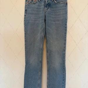 Ljusblå jeansbyxor från 157, XS - Ljusblå jeansbyxor från 157 i klassisk femficksmodell. Byxorna har raka ben och normal passform, med en enkel och tidlös look. Tillverkade i jeansmaterial med snygga kontrastsömmar. Perfekta för dig som gillar en clean och avslappnad stil. Byxorna är mid-waist🌟