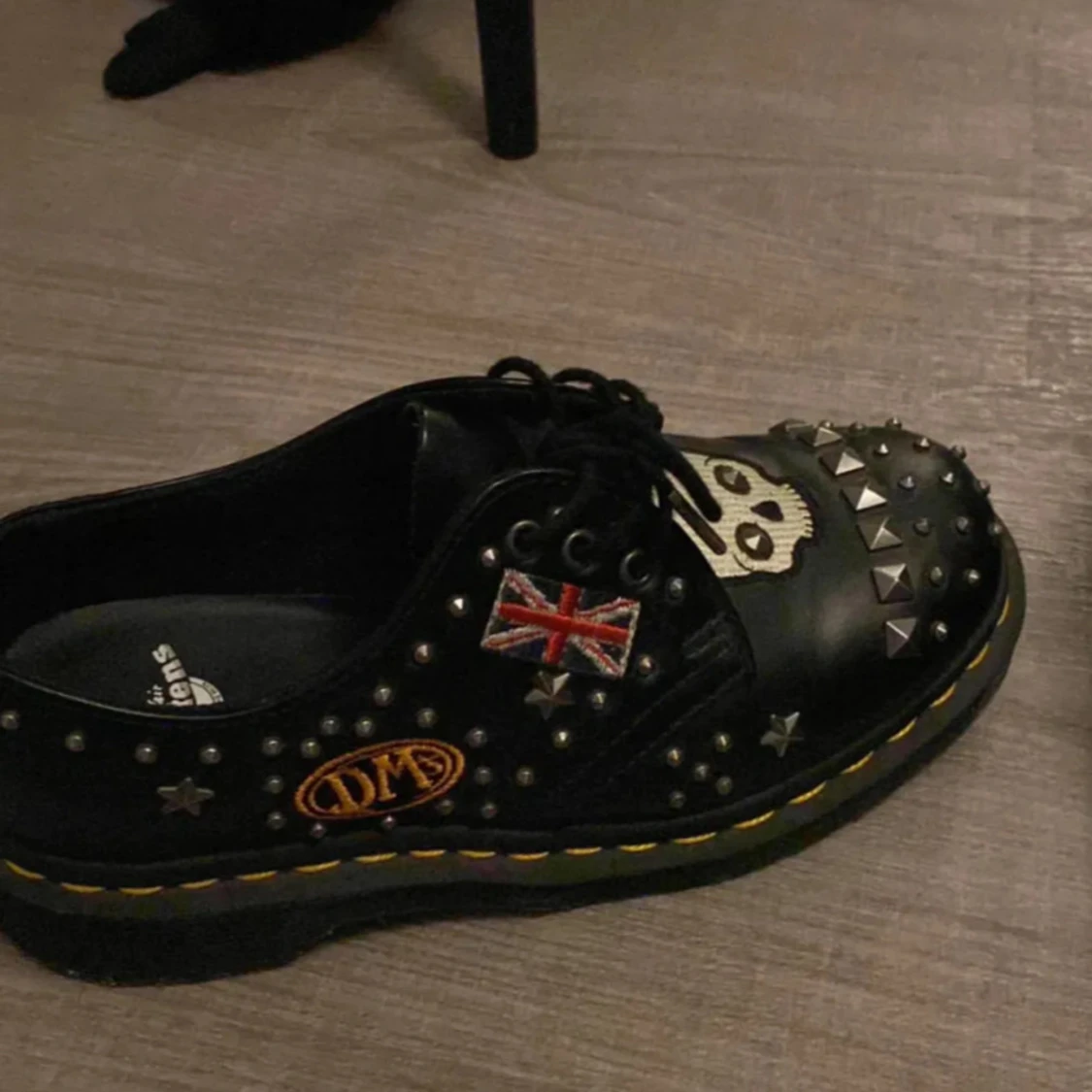 Dr. Martens svarta loafers med nitar och döskalle - 1