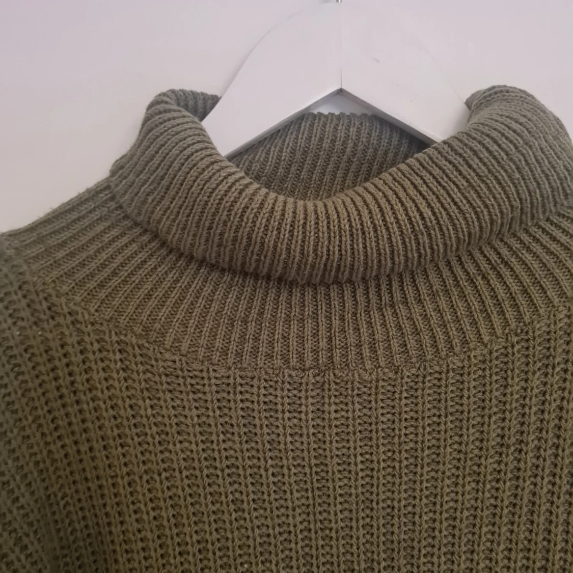 Olivgrön polotröja från Boohoo  - 1