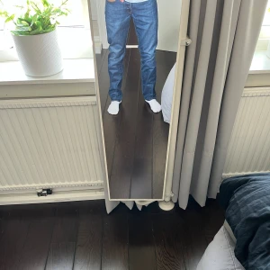 Blå jeans från G-Star RAW - Säljer ett par klassiska blå jeans från G-Star RAW med snyggt skuren passform och raka ben. Jeansen har fem fickor, läderpatch med logga bak och är tillverkade i slitstarkt denim. Perfekta för dig som gillar en tidlös och clean look.