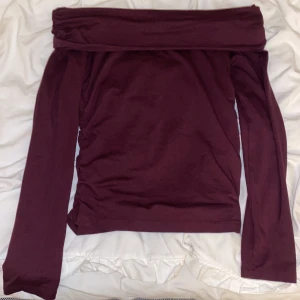 En vinröd lång t shirt tröja - Den är nyköpt använd 1 gång lite för stor på mig. Storlek 170. Nyskick