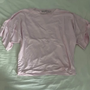 Tshirt  - Tshirt från lager 157 i storlek m men passar s🩷ny skick använt 1 gång! Sitter tajt runt magen och lösare upptill