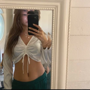 Vit satin topp - Går att ha på olika sätt. Storlek XS/S