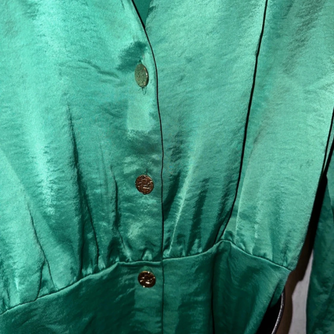 Grön kort klänning från Zara i satin - 2