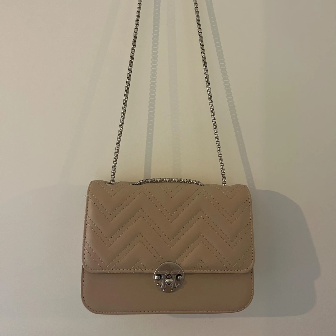 Beigerosa quiltad axelväska med kedja