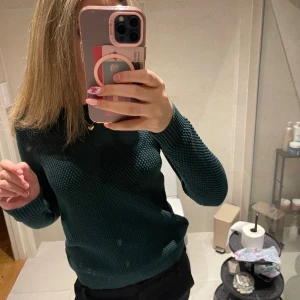 Mörkgrön stickad tröja - Snygg mörkgrön stickad tröja med rund hals och långärmad passform💗