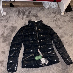 Svart pufferjacka från EA7 Armani - Helt sprillans ny (oanvänd) och fin, skönt till vintertid. Säljer pga butik gick i konkurs och vi försöker sälja så mycket som möjligt! Original pris 3299kr men säljs för 2700, Priset går alltid att diskuteras vid snabba affärer.