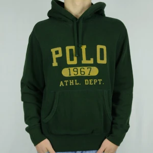 Ralph Lauren hoodie  - POLO RALPH LAUREN HOODIE  Storlek : M  Passform : Normal   Användning : Hoodien är i ett fint skick utan defekter  Nypris : Cirka 3000SEK  Modellen på bilen är 182CM och väger 76KG