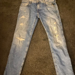 Ljusblå slitna jeans från Replay - Säljer ett par jeans från replay. Storlek 32/32. Hör av er vid intresse ! :) 