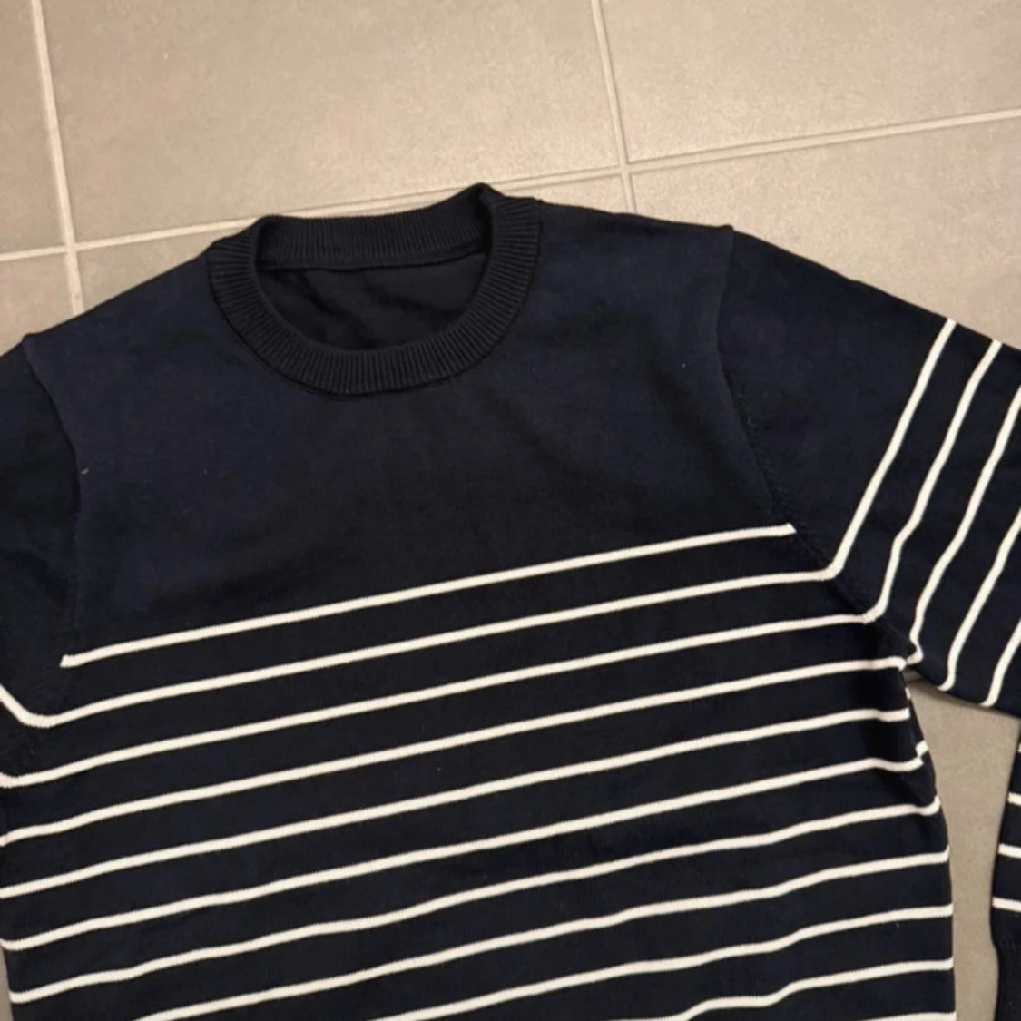 Svart randig stickad tröja - 1