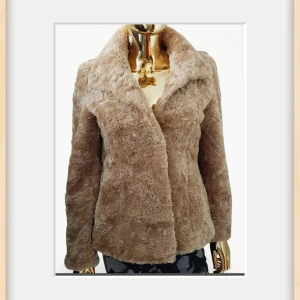 Beige pälsjacka från KappAhl - Säljer en fluffig och mjuk beige pälsjacka från KappAhl i storlek S. Jackan har en bred krage, långärmade ärmar. Perfekt för dig som vill ha en cozy look med lite lyxig känsla.