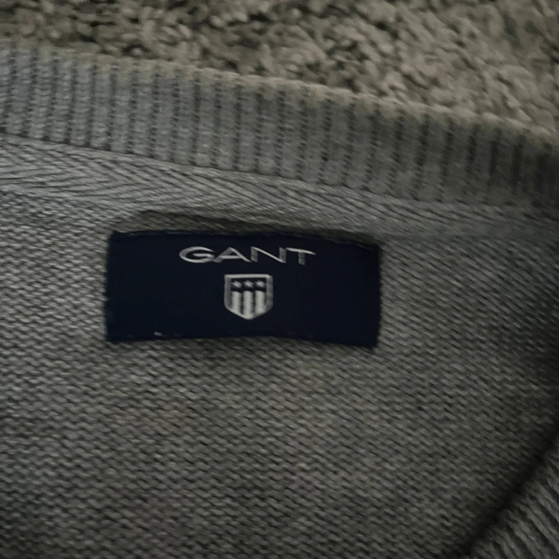 Grå stickad tröja med flagga från GANT - 1