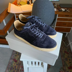 Brunello Cucinelli skor - Mörkblå mocka sneakers från Brunello Cucinelli. Storlek 42, skick 9/10 (sulan är vitare irl). Retail 890€. Fler bilder eller frågor i dm, kom med bud. Mvh