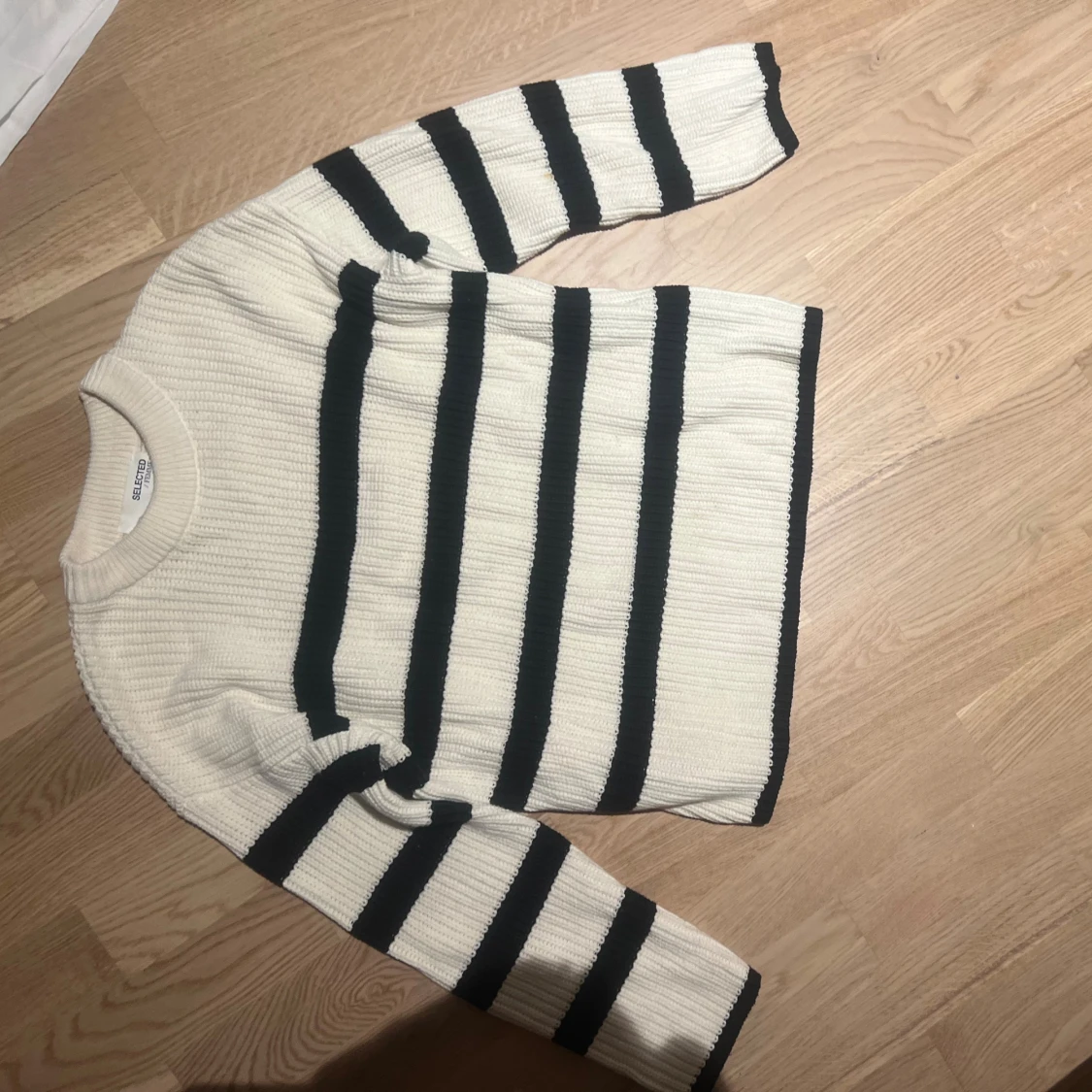 Vit och svart randig stickad tröja