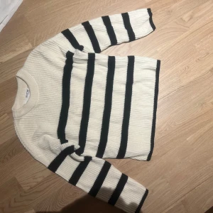 Vit och svart randig stickad tröja - Säljer en vit stickad tröja från Selected med svarta ränder. 