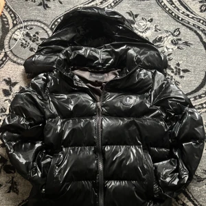 Trapstar pufferjacka  - Säljer en svart, glansig pufferjacka från Trapstar i storlek M, den är i good condition. Skriv om ni har frågor.