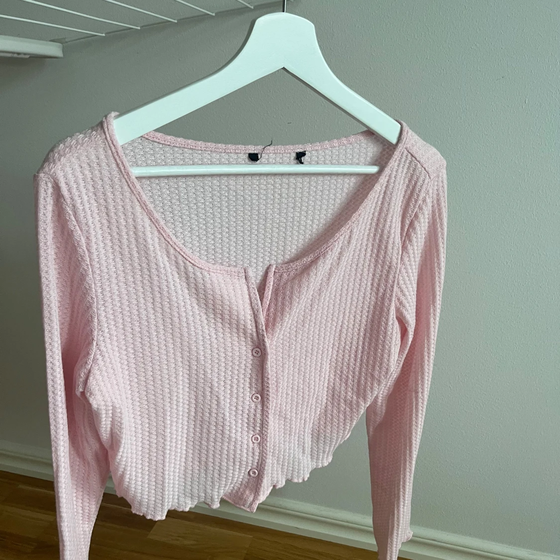 Ljusrosa croppad blus med knappar - 1