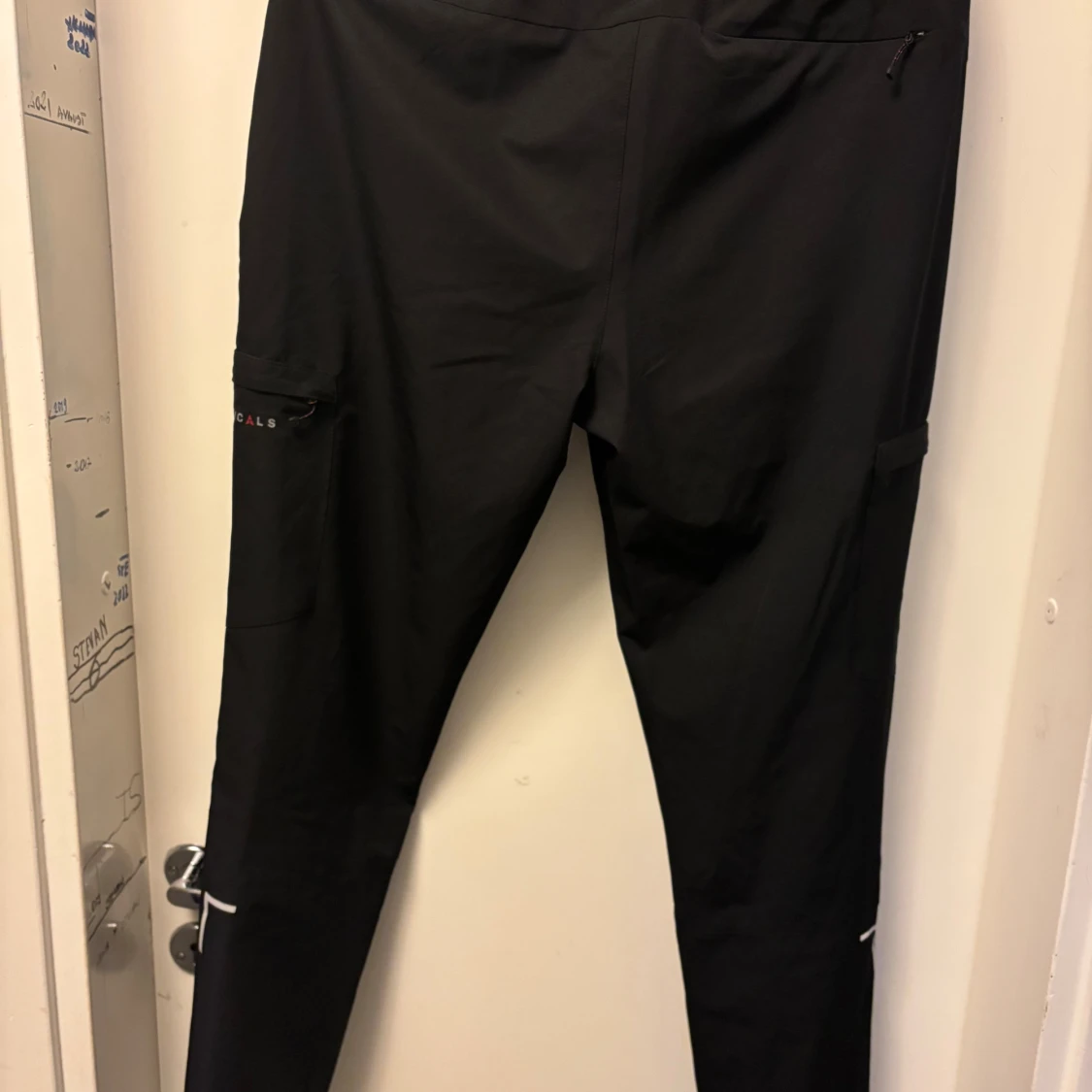 Svarta cargopants från Technicals M - 1