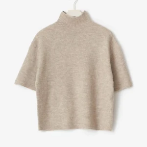 Beige stickad polotröja med kort ärm - Säljer en beige stickad polotröja med korta ärmar och hög krage från Gina trico. Perfect tröja nu till hösten. Helt oanvänd med prislapp kvar 