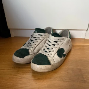 The Gallerist skor - Säljer nu mina vita och gröna The Gallerist skor i bra skick. De är i storlek 42 och de sitter bra i storleken. Skorna har en bra passform och de är väldigt bekväma. Skorna är lite smutsiga men de svarta ”fläckarna” är en del av designen. Skorna är lite slitna bak i hälen vilket tyvärr är väldigt vanligt för denna modell. Annars är de i fint skick. Vid frågor eller funderingar är det bara att höra av sig. 😁