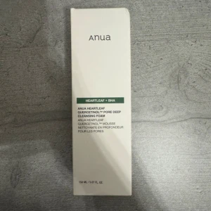 Anua Heartleaf Cleansing Foam - Anua Heartleaf Quercetinol Pore Deep Cleansing Foam med BHA och hyaluronsyra. Mild ansiktsrengöring som exfolierar och rengör porerna på djupet. Kommer i en stilren, ljusbeige förpackning med grön text, 150 ml.