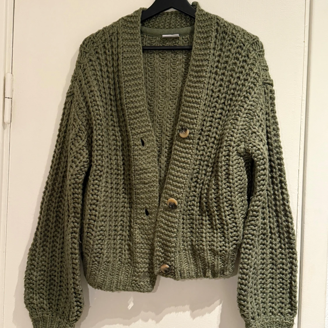 Olivgrön stickad kofta från Noisy May