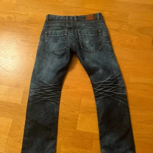 Smog Jeans - Tja, säljer mina feta smog jeans (modell straight) med sjuka fades lite var stans på jeansen. Längden står 30 men passar mig utmärkt, är 185. Priset går att diskutera vid snabb affär. Tveka inte på att ställa frågor.