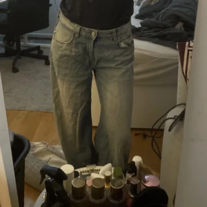 Wide jeans från Bershka ljusblå - Säljer ett par ljusblå jeans från Bershka med breda ben och hög midja. Jeansen har klassisk femficksdesign, dragkedja och knapp framtill samt snygg tvättad look. Perfekta för dig som gillar en avslappnad och trendig stil.
