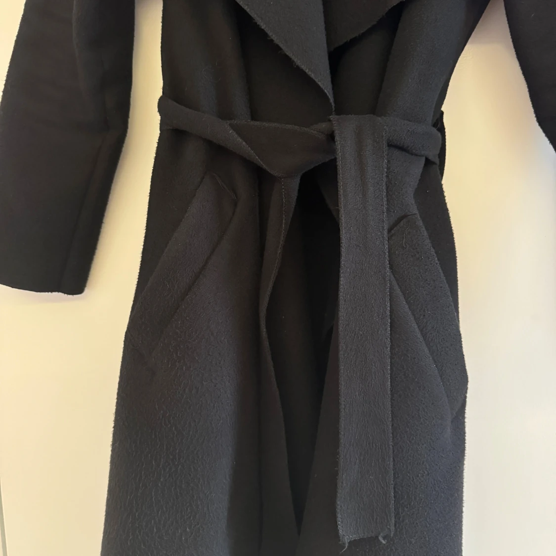 Svart omlott kappa med bälte - 3