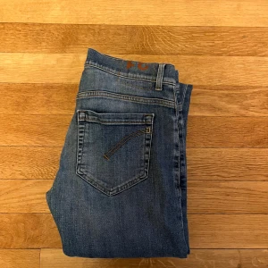 Dondup  - Säljer nu dessa snygga dondup jeans. Det är i fint skick och säljer dem för att de bivit för små tyvärr. De är i storlek 31 och modellen George