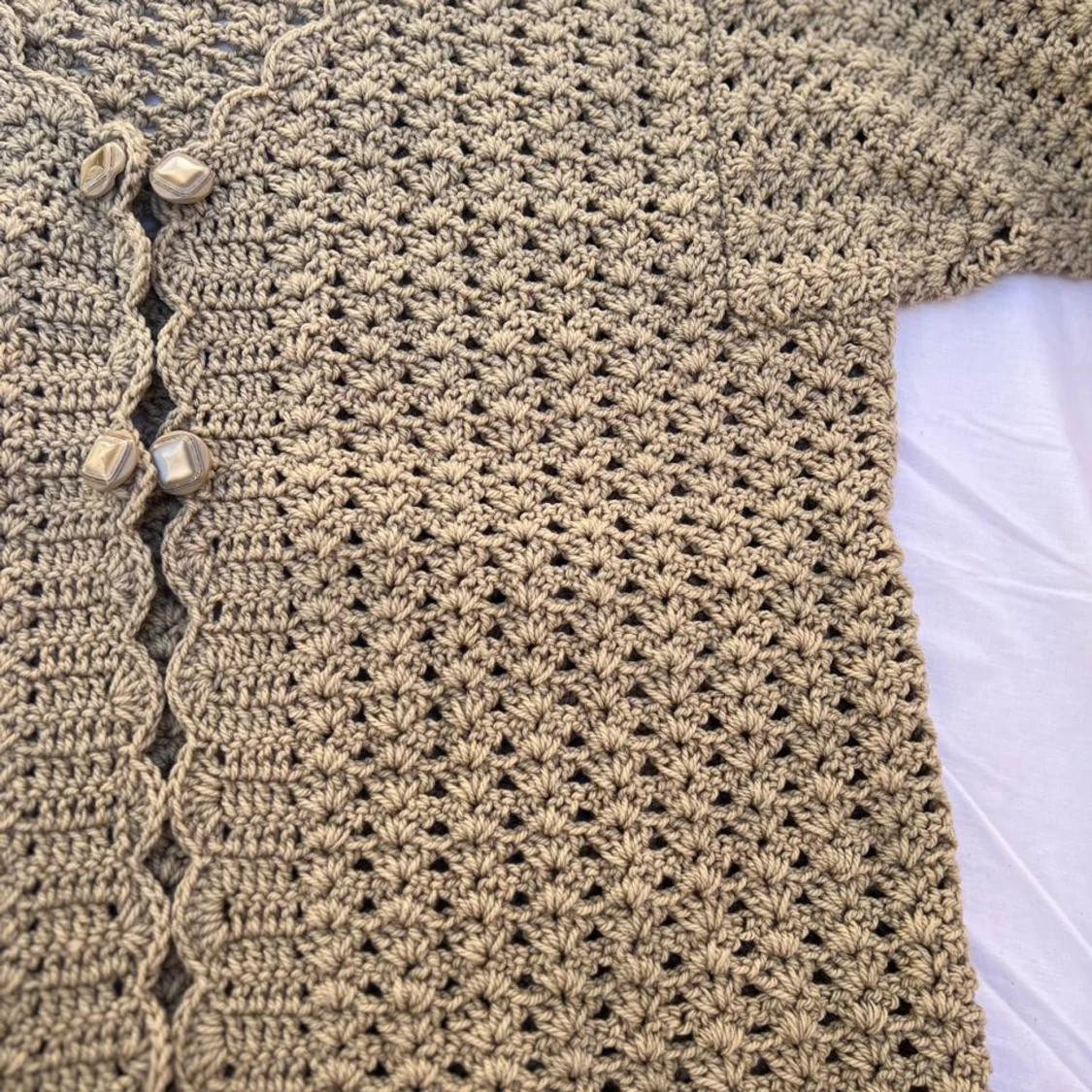 Beige virkad kofta med pärlknappar - 2