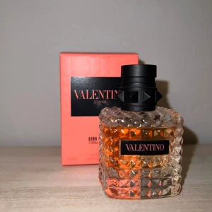 Valentino Donna Born in Roma Coral fantasy 30ml - Valentino Donna Born in Roma Coral Fantasy, Eau de Parfum 30 ml. Snygg och trendig doft från Valentino, perfekt för dig som vill sticka ut med stil. Ungefär 3ml använt, köpt för 900. Fräsch somrig parfym