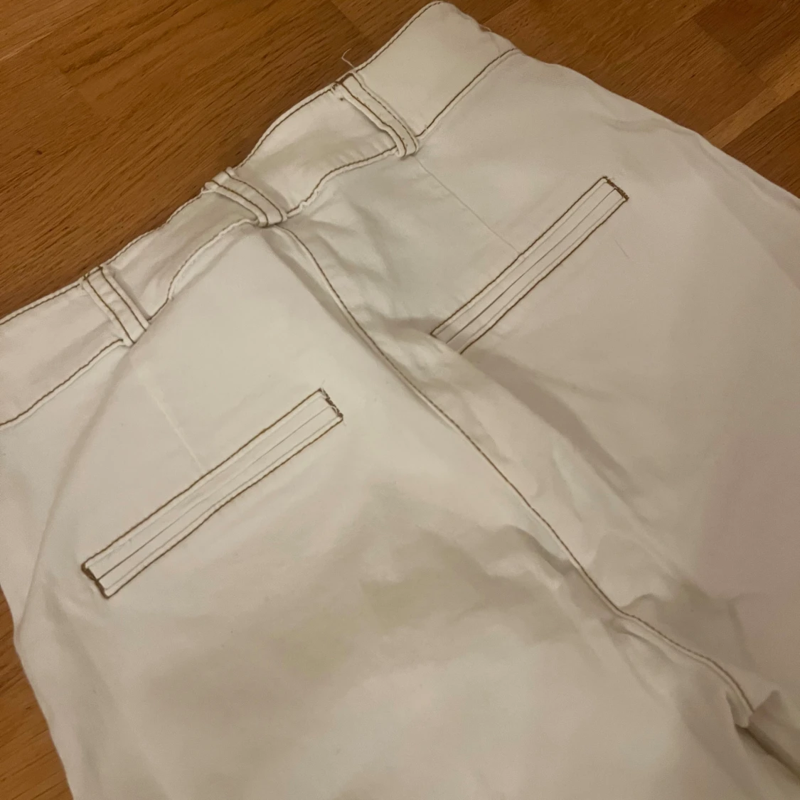 Vita wide byxor med kontrastsömmar - 1