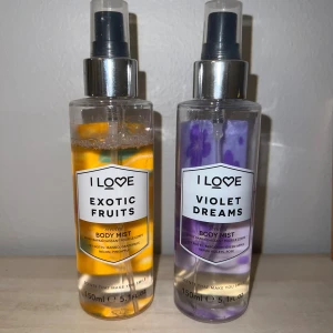 I Love Body Mist Duo - Två fräscha body mists: Exotic Fruits med mango, grapefrukt, melon och ananas samt Violet Dreams med bergamott, grönt äpple, parma viol och ros. Varje flaska innehåller 150 ml. Perfekt för dig som vill ha en lätt och uppfriskande doft.