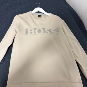 Beige BOSS sweatshirt med tryck - Storlek L. Den är för stor för mig jag är 185cm och väger 79kg