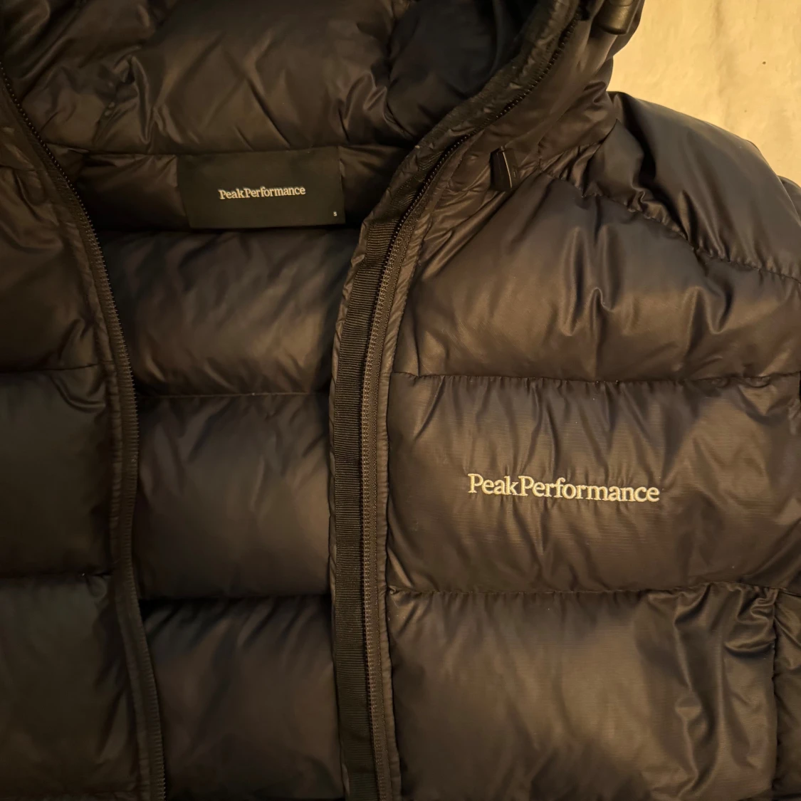 Svart Peak Performance dunjacka - 2