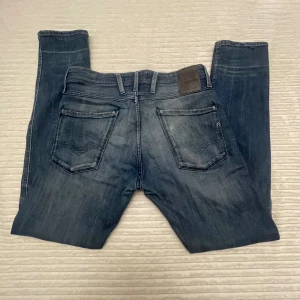 Replay Anbass Jeans - W32 L32 - High-quality Replay Anbass M914 Slim Fit Jeans in classic blue wash. Comfortable fit and authentic Replay design.  Original price around 1200 SEK, selling for only 379 SEK 💸 Selling cheap due to light wear (see photos), but still in great overall condition.  ✅ 100% authentic Replay ✅ Size: W32 L32 ✅ Fast shipping – sent within 24h (usually same day)  Perfect everyday jeans – stylish, comfy, and a real bargain!