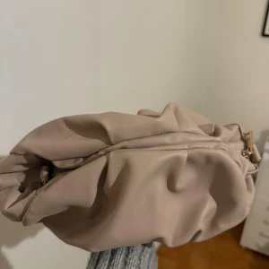 Beige clutch  - Beige clutch från ASOS